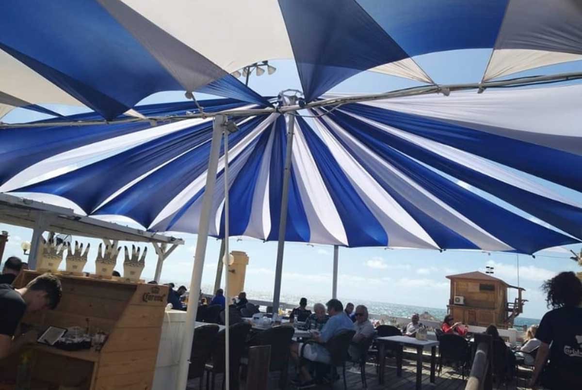 מסעדת ארמיס צובעת את הטרסה בכחול לבן