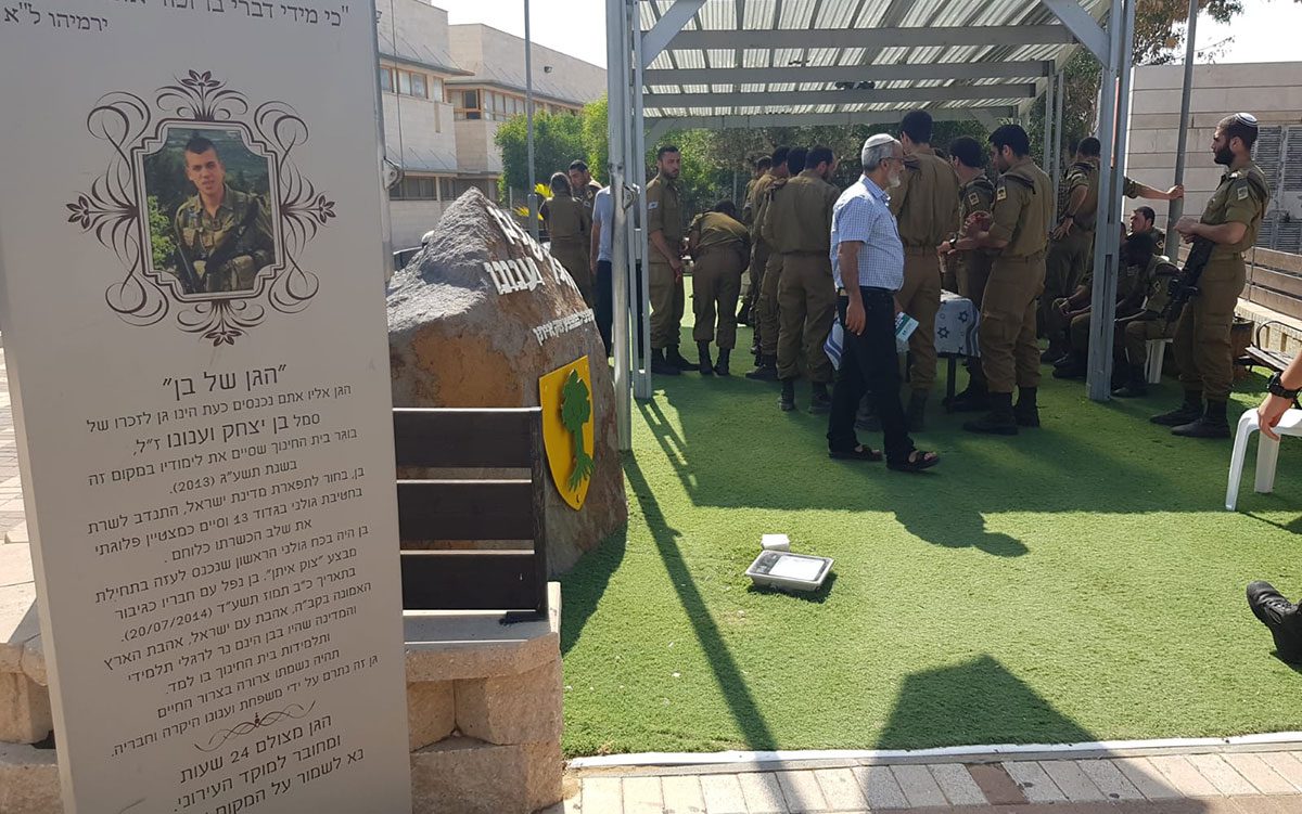חיילי גולני במקיף י׳ – ביה״ס בו למד לוחם גולני בן וענונו ז״ל