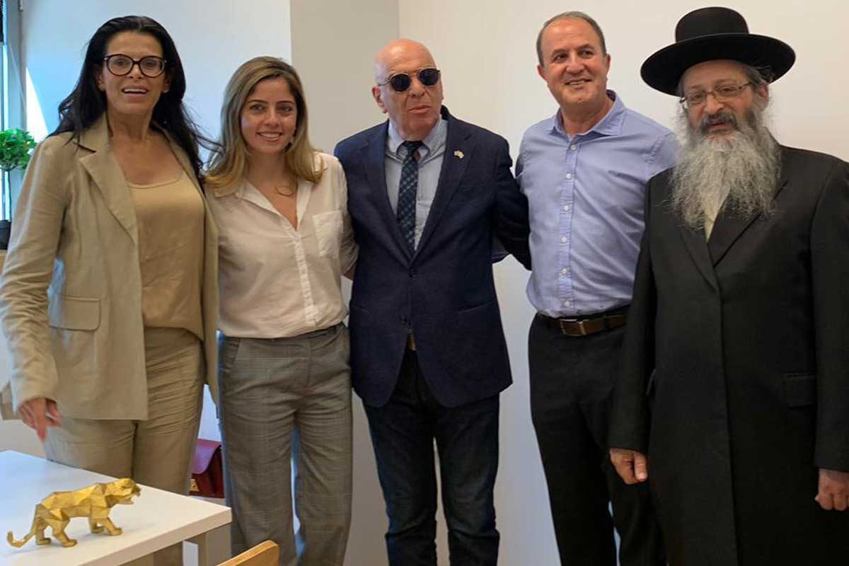 הלביאה קבעה מזוזה