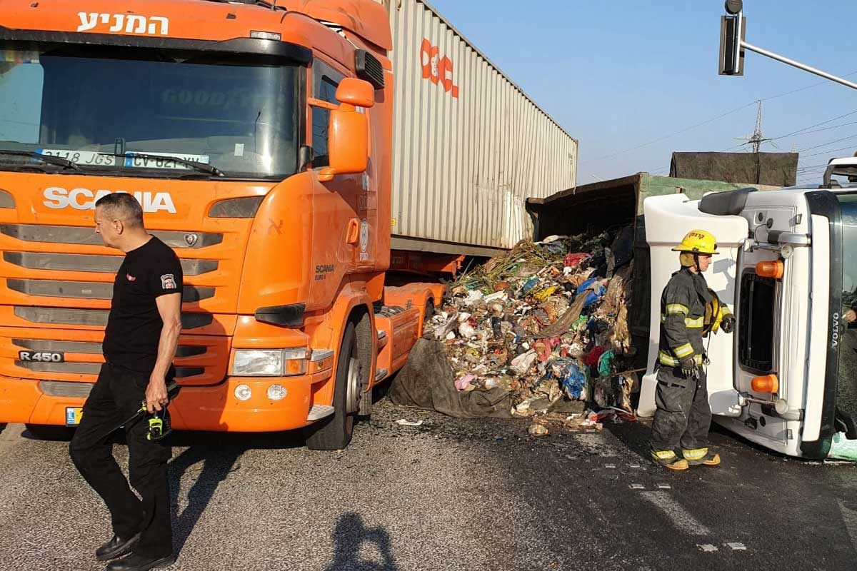 משאית התהפכה בצומת ניר גלים. עומס כבד ביציאה