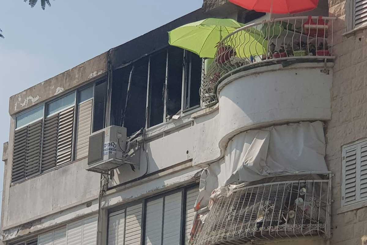 תמונות מתוך הבית: שריפה בדירה פרטית ברחוב הדקל