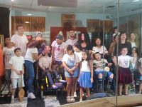 מרגש. המיוחדים שרים... לעולם בעקבות השמש...