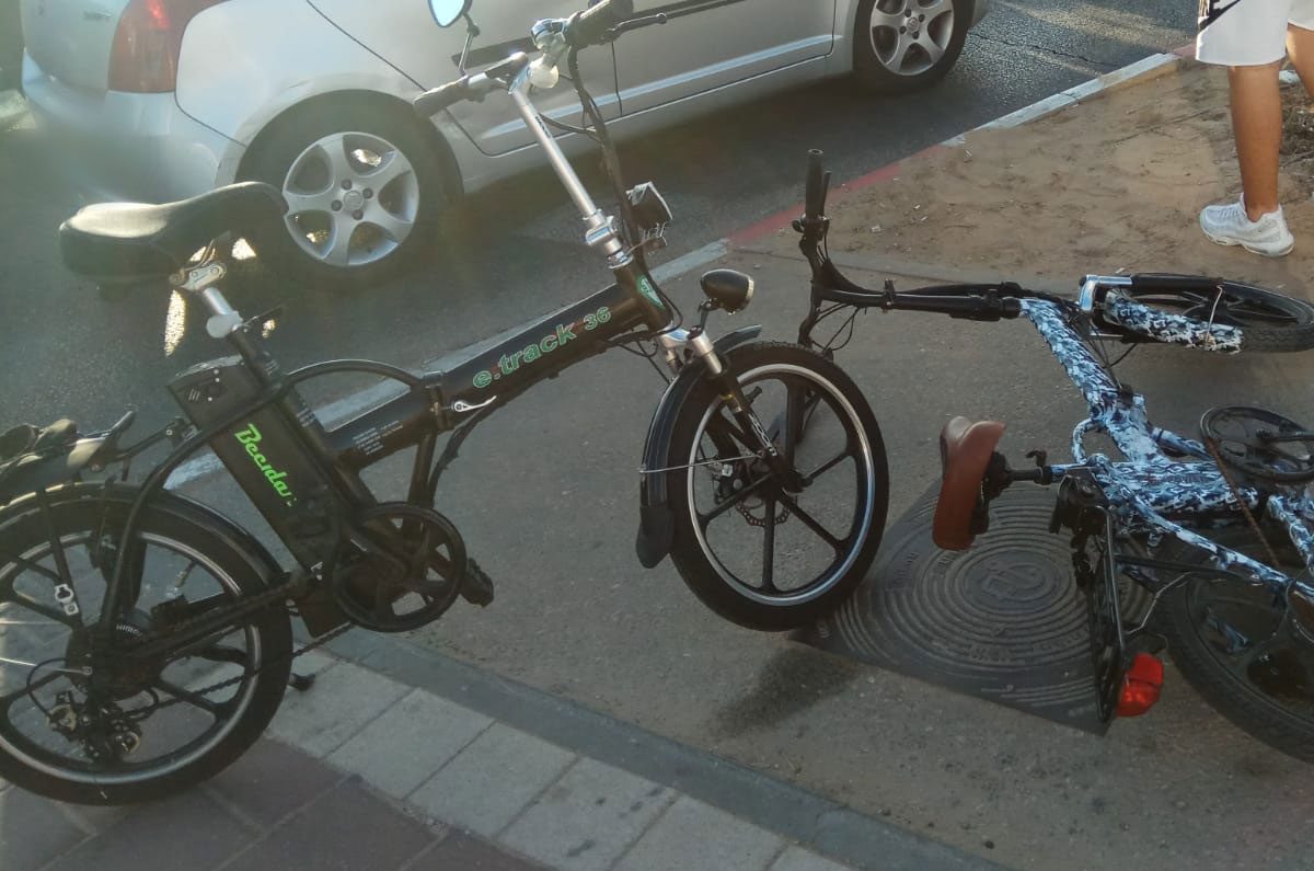 רוכב אופניים חשמליים בן 50 נפגע בתאונה