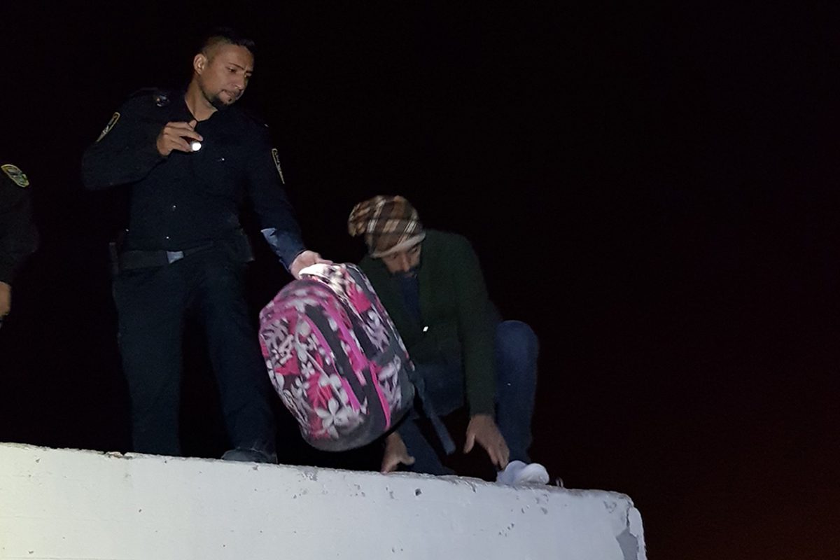 מי מבזה את החלקה הצבאית?