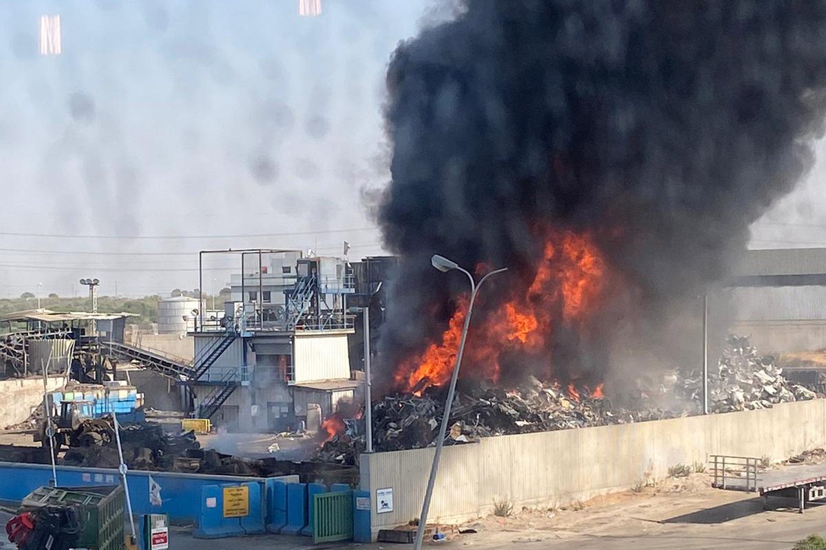 שריפה במפעל באזור התעשייה הצפוני .