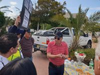 פתח שולחן עם המפגינים