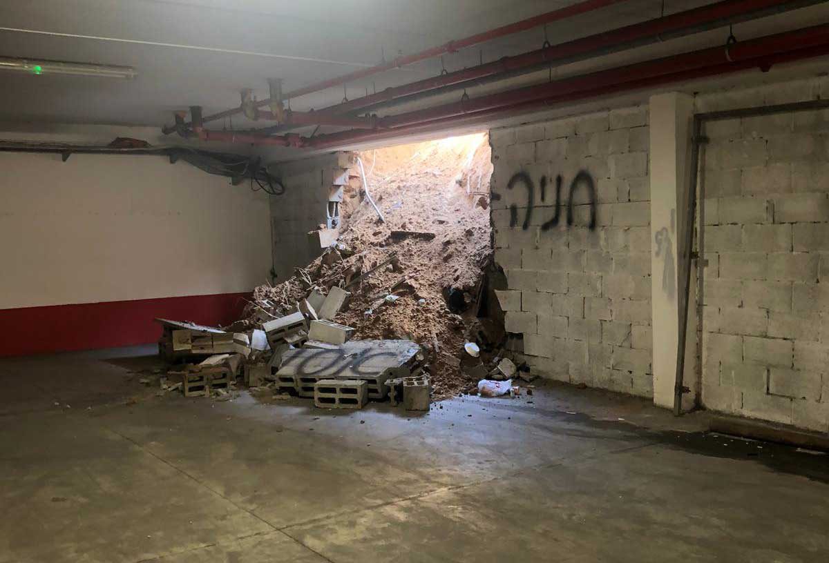 קיר חניון קרס ברובע המע״ר