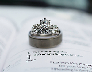 איך לבחור את המתכת של טבעת האירוסין?