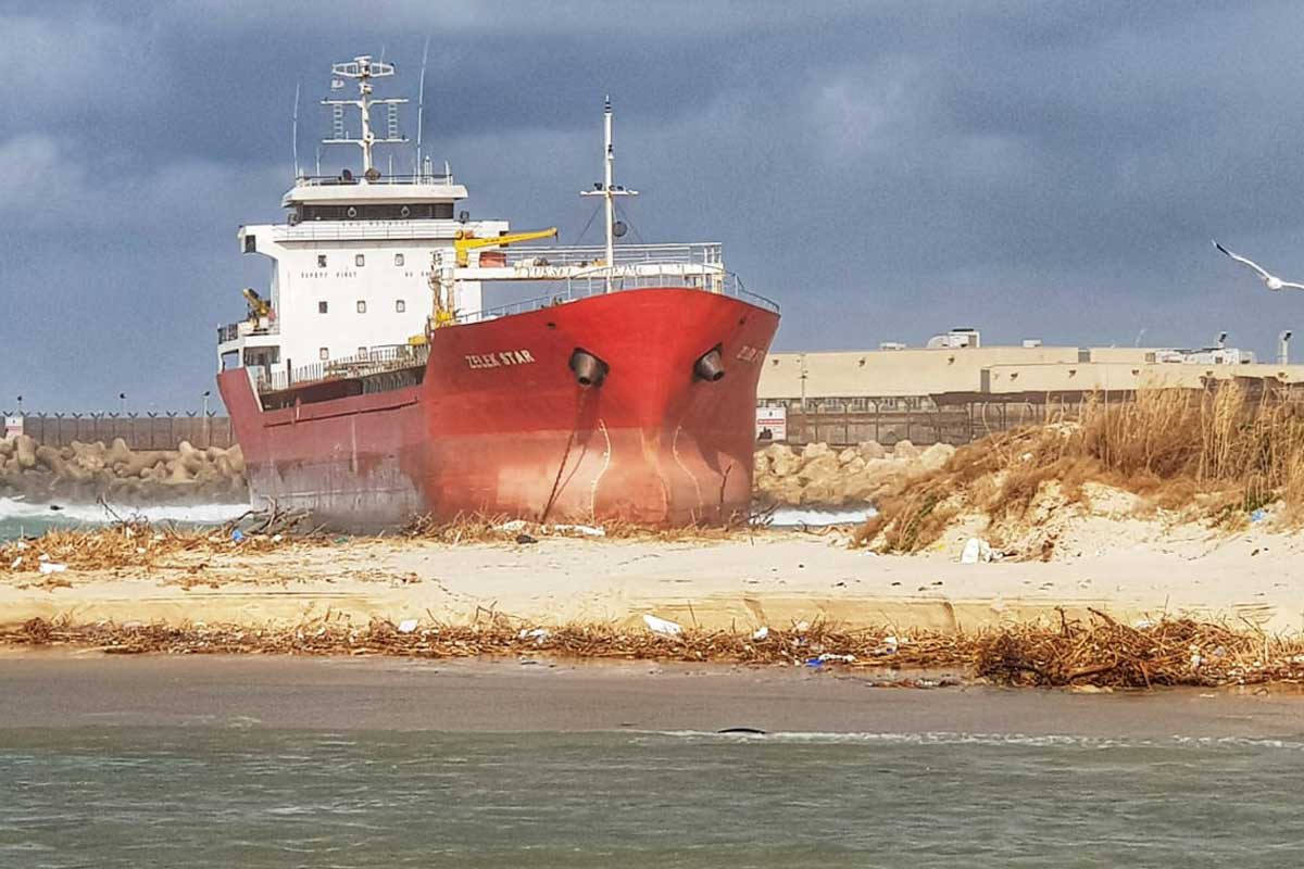 הכנות לפינוי ספינת המלט שהפכה לאטרקציה