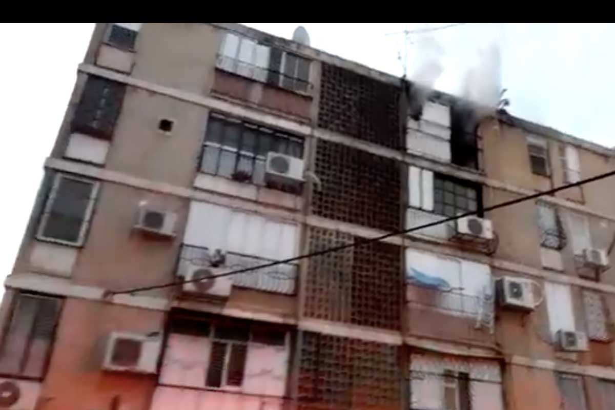 שלושה ילדים חולצו משריפה במבנה באשדוד (וידאו)