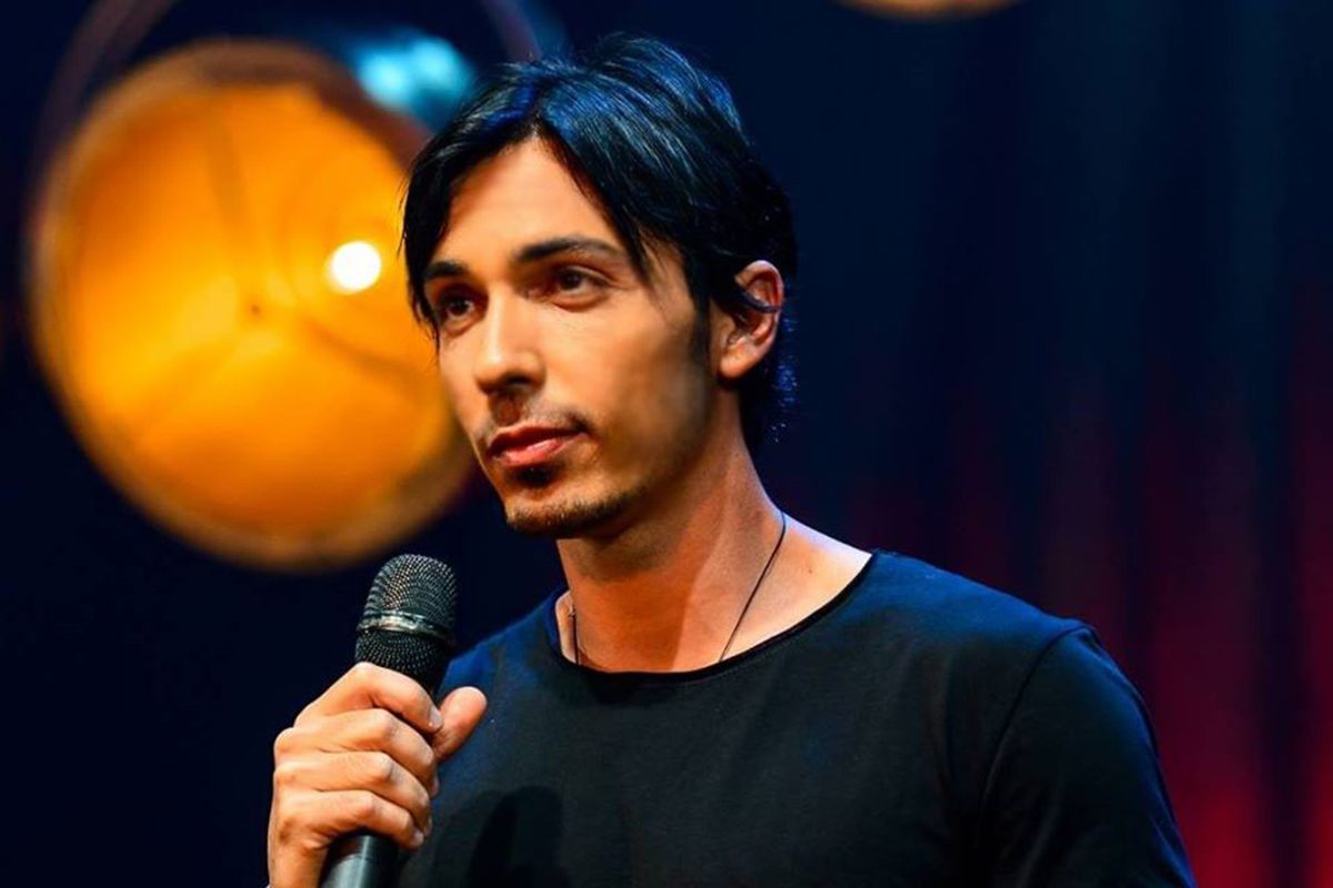 אסף יצחקי במופע סטנד-אפ חסר מעצורים