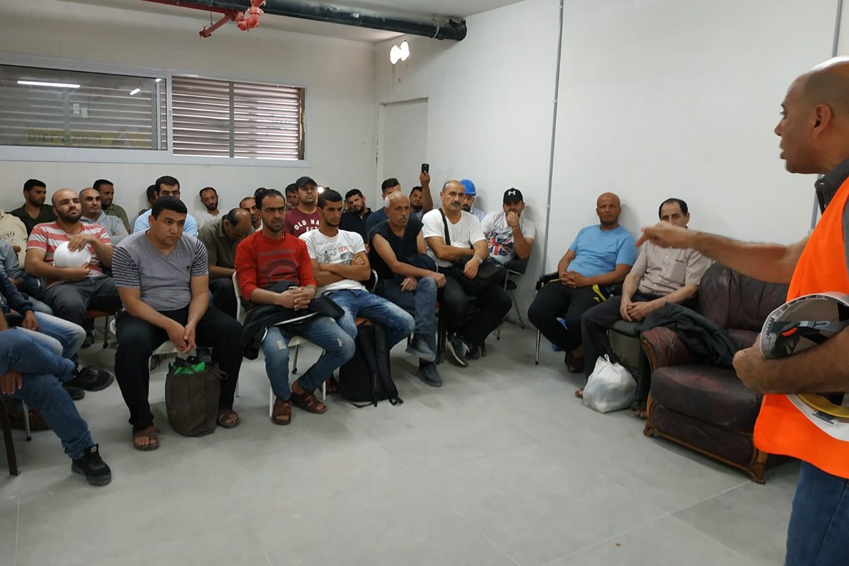 על כוונת הממשלה להחזיר פועלי הבניין הפלסטינים לשטחי הרשות