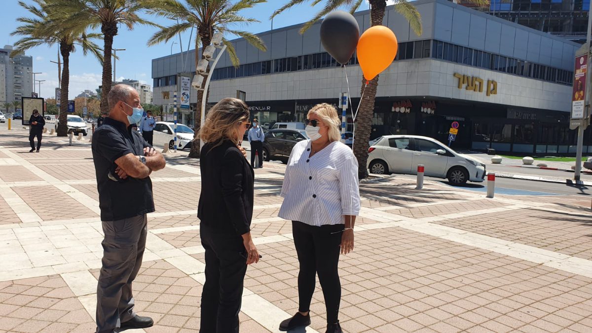 העסקים המקומיים במחאה מול העירייה