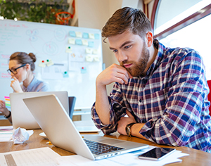 איך ירידות בשווקים משפיעות על הפנסיה שלנו?