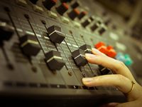 ציוד הגברה מקצועי לבניית אולפן ביתי בקלות