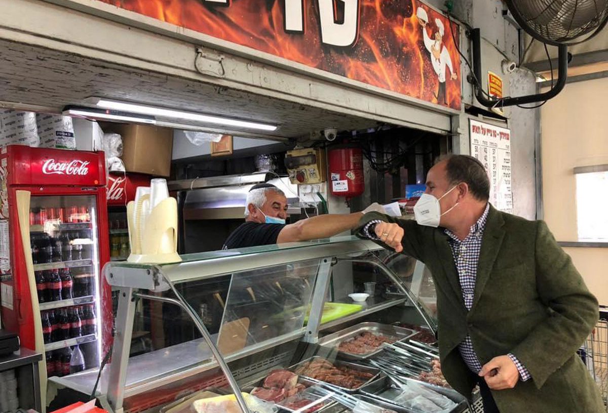 לסרי ביקר בטו גייז