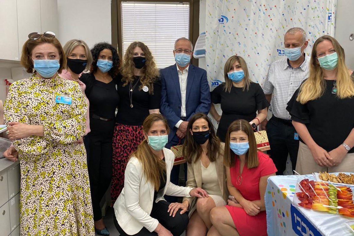 מצדיעים לאחיות