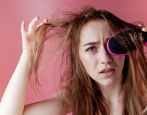 כיצד תשפרו את המראה של שיער שומני?