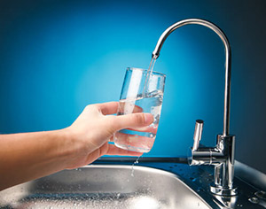 תהליך החלפת מסנן מים דירתי