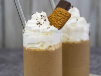 שייק מוקה מפנק עם עוגיות קרמל