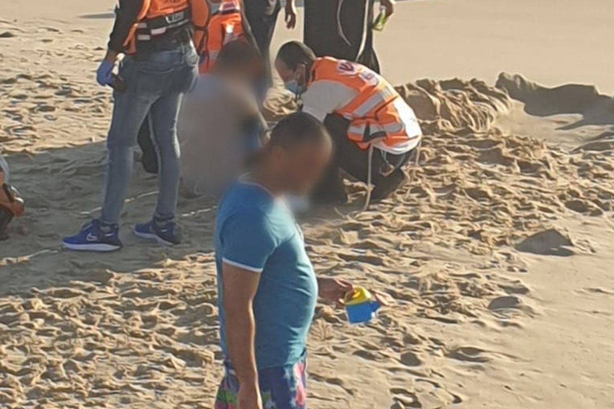 בן 45 טבע בחוף גיל באשדוד כשנכנס להציל את ילדיו שנסחפו