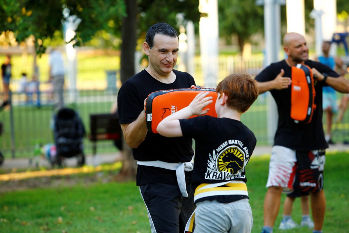 נלחמים על הקשר