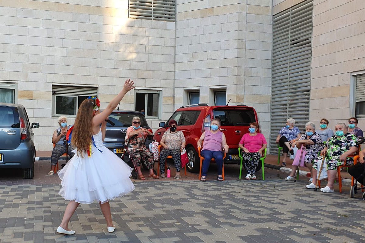 מהות ממשיכה לשמח את בני הגיל השלישי