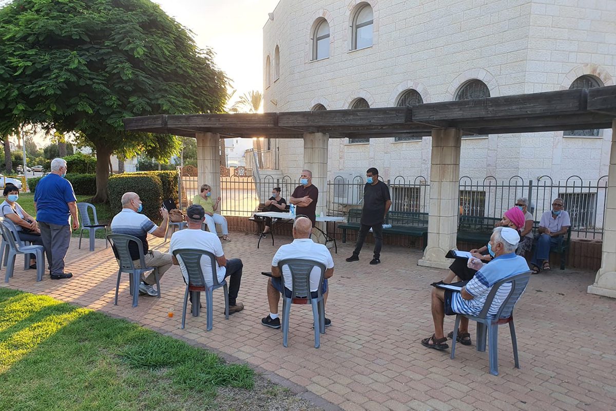 שולחנות עגולים באוויר הפתוח