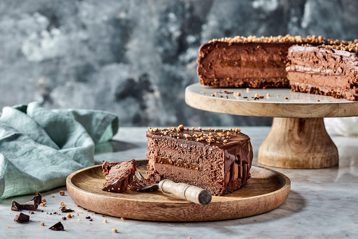 עוגת מוס שוקולד עם אגוזי לוז מקורמלים