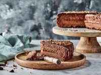 עוגת מוס שוקולד עם אגוזי לוז מקורמלים