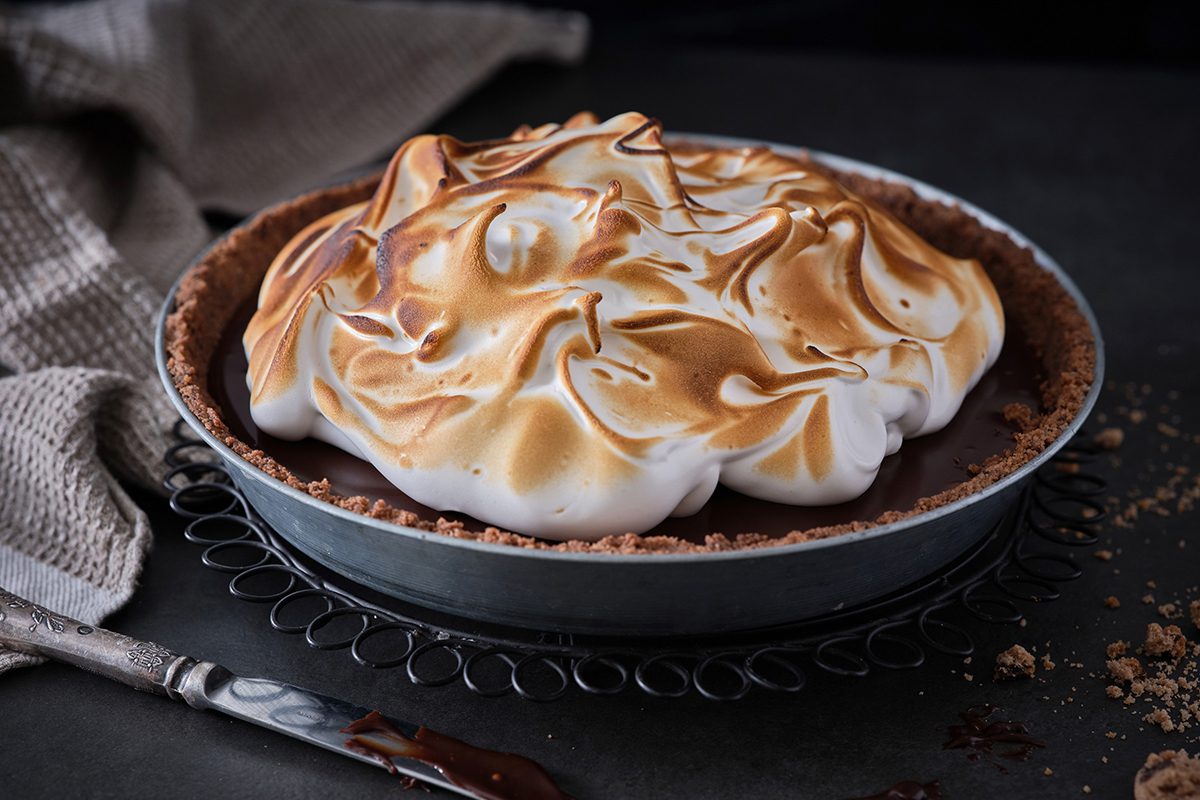 מתכון חגיגי לקינוח: פאי סמורס עם עוגיות קוקיס ומרנג חרוך