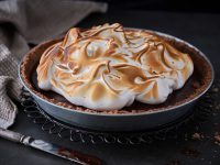 מתכון חגיגי לקינוח: פאי סמורס עם עוגיות קוקיס ומרנג חרוך