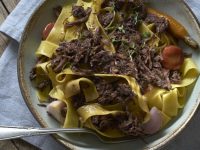 מנה מנצחת לכל שולחן החג! פפדרלה עם צלי בקר בבישול ארוך