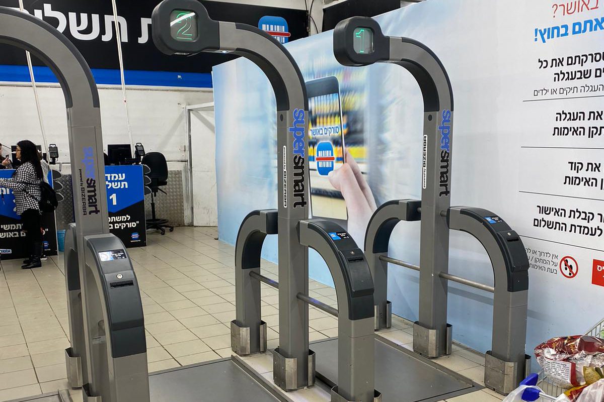 נפגעה ברגלה ממשקל עגלות ותובעת מאות אלפי ש"ח מ"אושר עד"