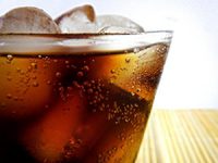 איך להכין בבית משקאות מוגזים לבד