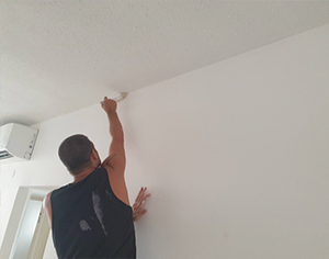 איך צובעים את התקרה בבית? המדריך המלא