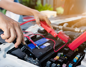 נתקעתם עם רכב תקוע? יש לזה פתרון - מצברים עד הבית
