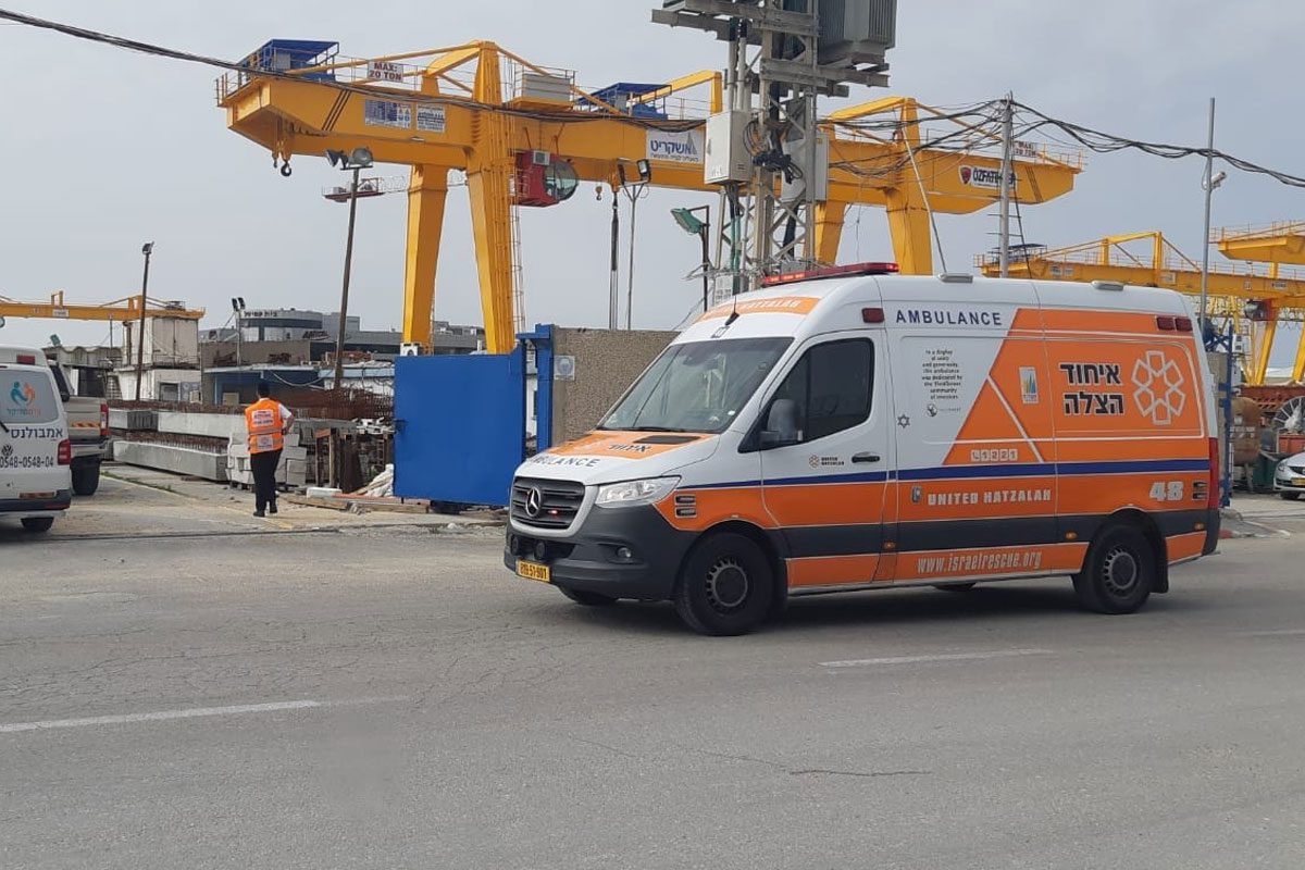 כבל ברזל של מנוף נחבט בו בעוצמה רבה - מצבו בינוני