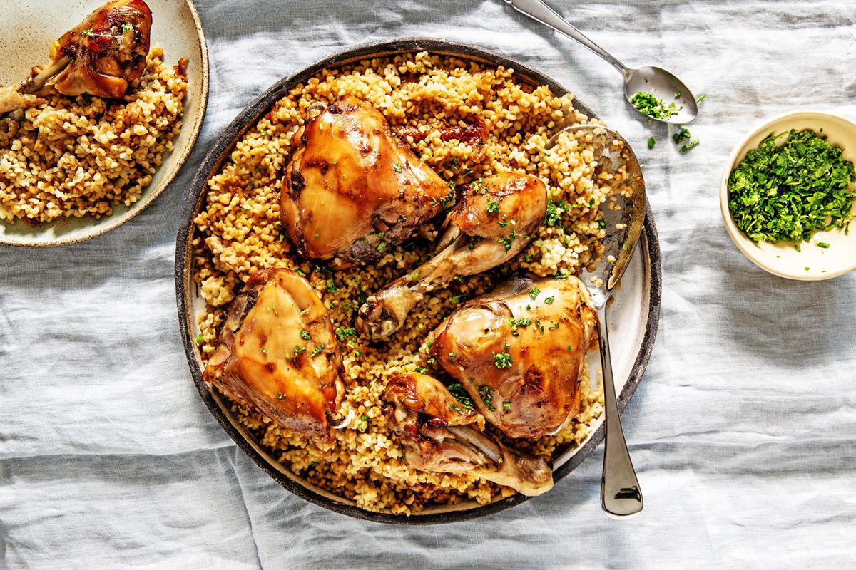 כרעי עוף על מצע בורגול