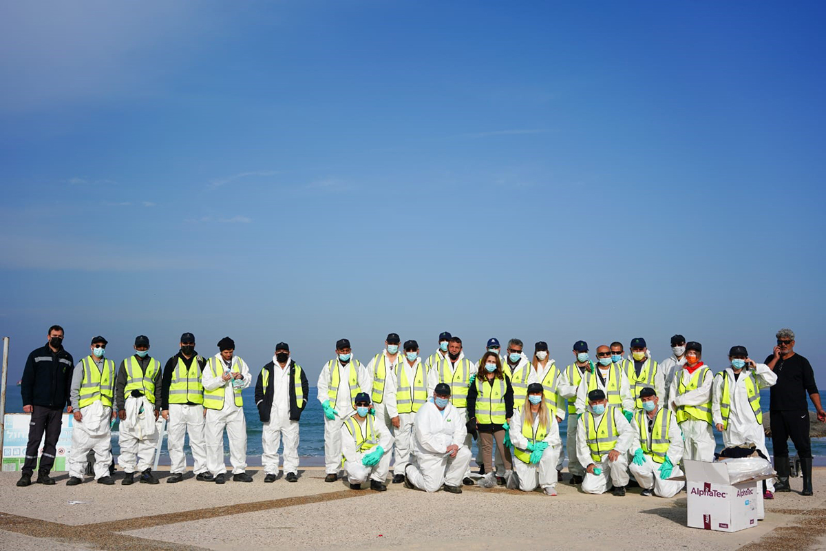 אדמה בחוף הקשתות