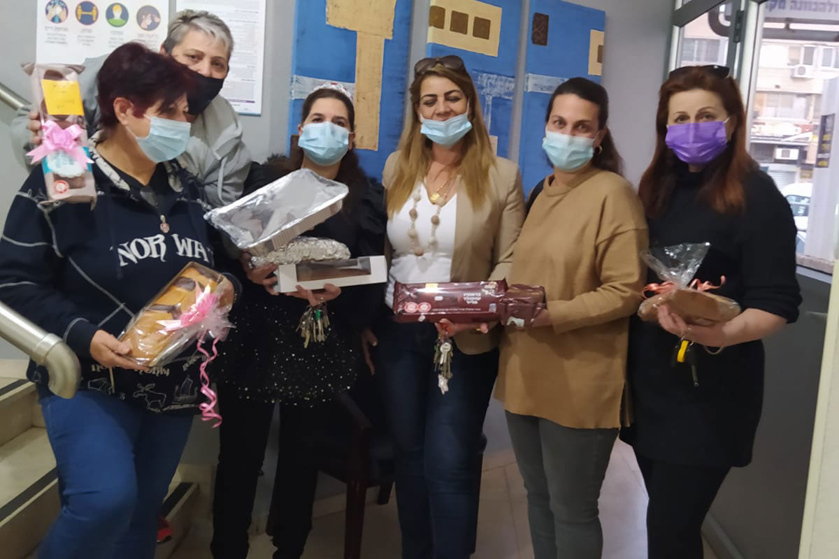מחזירים לקהילה: תלמידי מקיף ה׳ אפו עוגות למטופלי האשפוזית