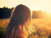 החלקת שיער היא הפתרון עבור טיפוח השיער בקיץ