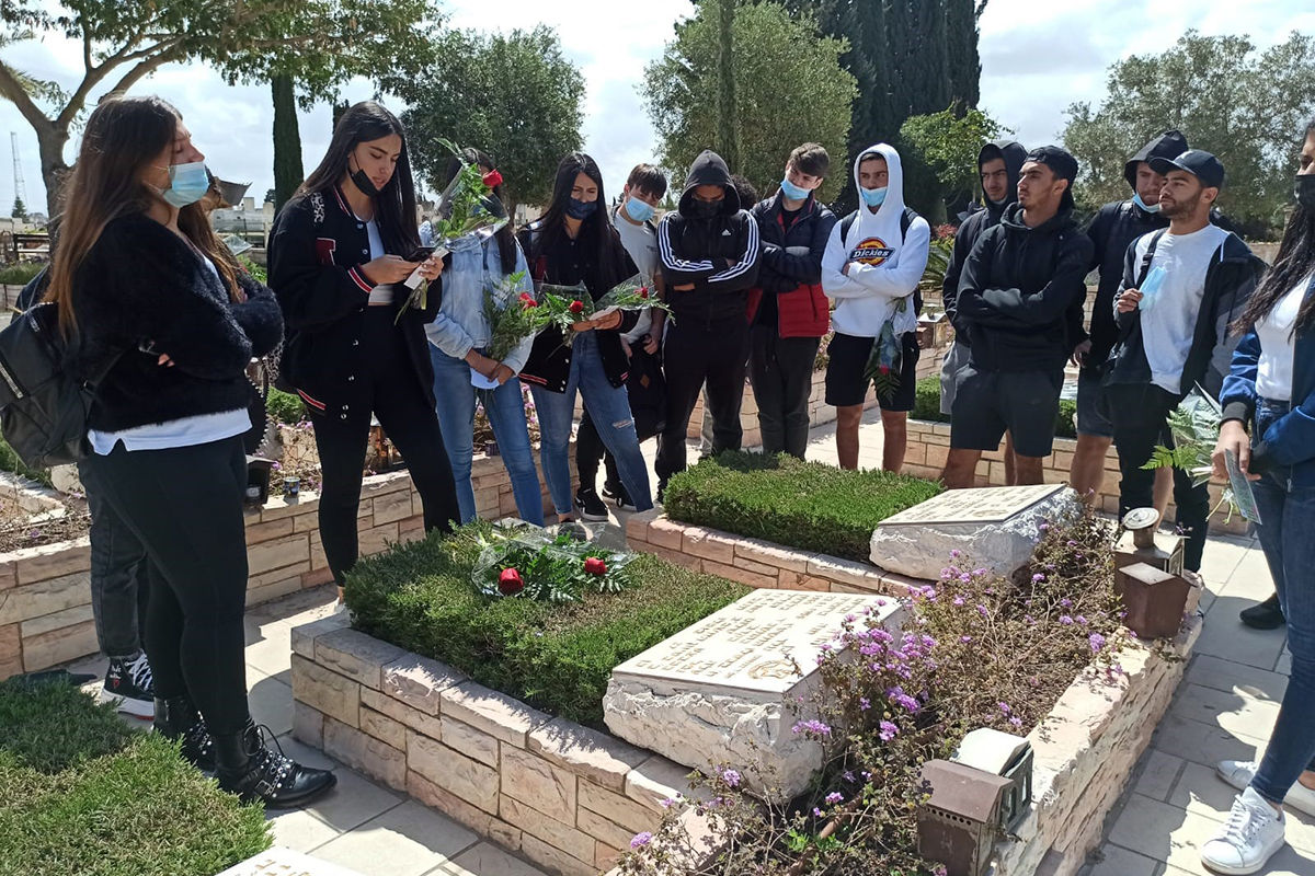בני נוער פוקדים את החלקה הצבאית באשדוד