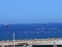 שייט עמוס צבע את חופי אשדוד