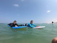 ללמוד לגלוש על הגלים בחופי אשדוד.