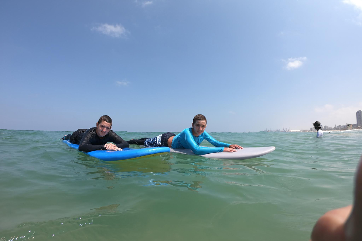ללמוד לגלוש על הגלים בחופי אשדוד. 