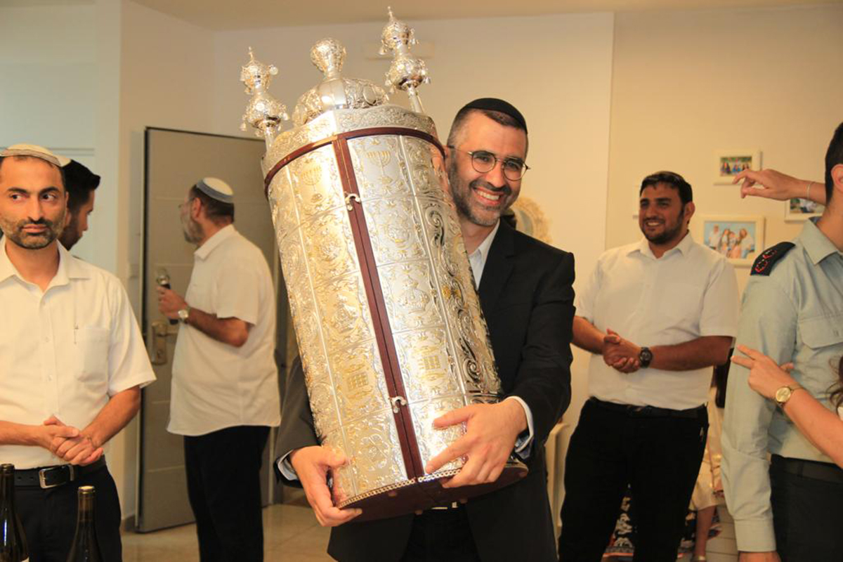 לרפואת התלמיד: ישיבת אמית אשדוד הכניסה ספר תורה חדש