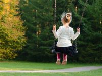 טיפים לבחירת מתקני חצר לילדים 