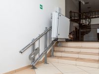 מעלון משטח מדרגות הפתרון המושלם לבעלי כסא גלגלים 