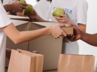 תרומה לחנוכה – מארז מזון ועזרה לזולת